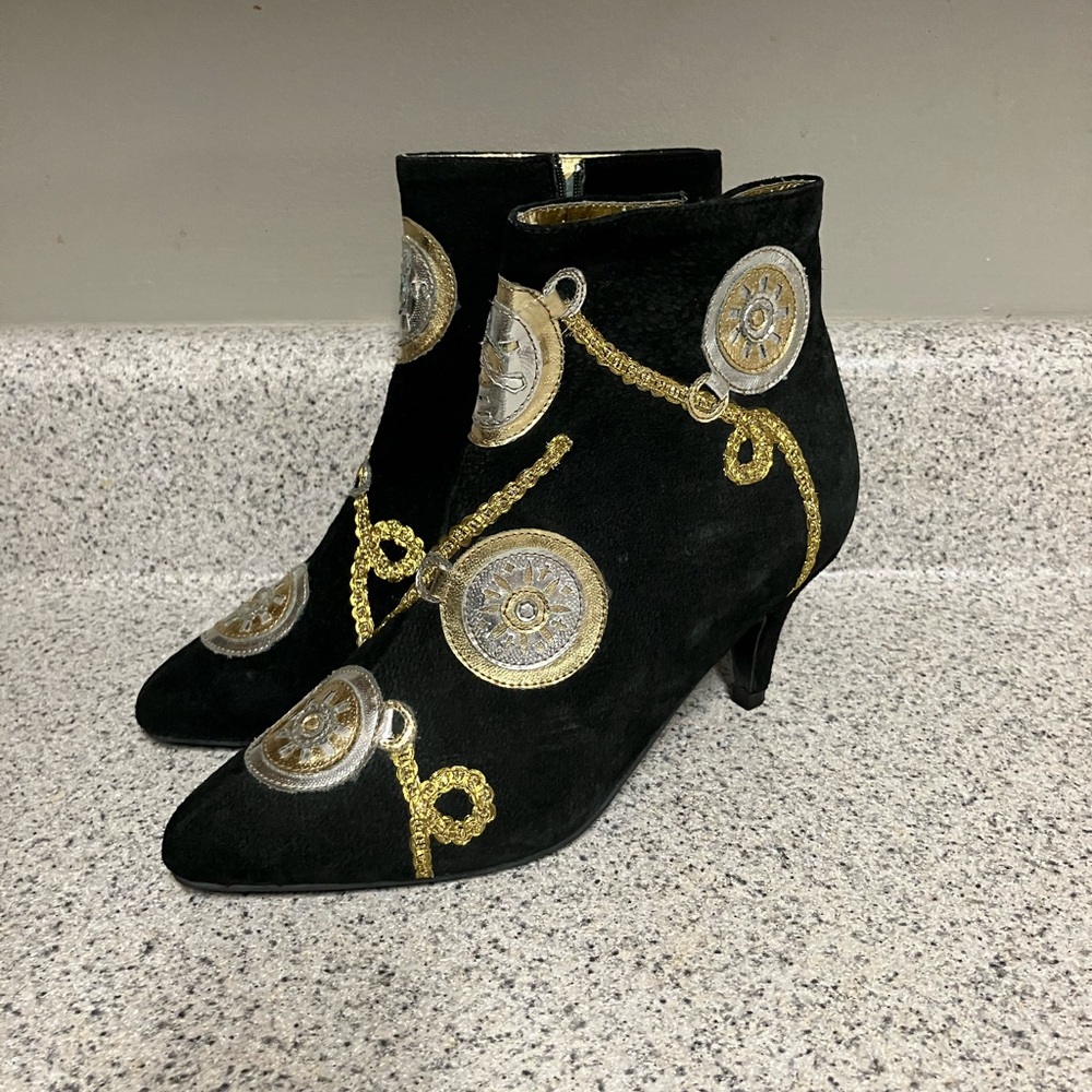 Vintage AJ Valenci Black and Gold Women's Black Ankle Boots